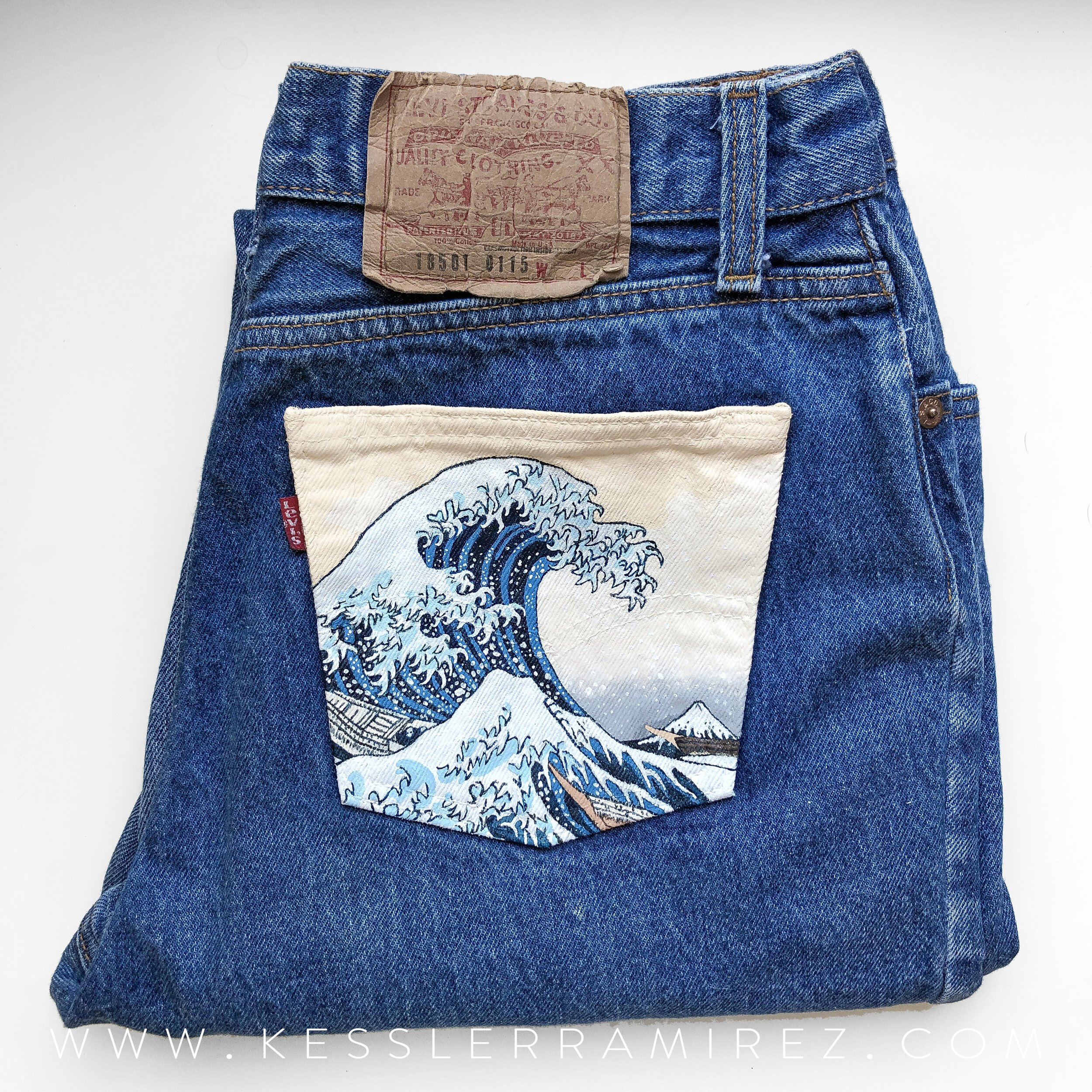 Карман джинсов рисунок. Расписные джинсы. Роспись на джинсах. Разрисованные карманы джинс. Рисование на карманах джинс.
