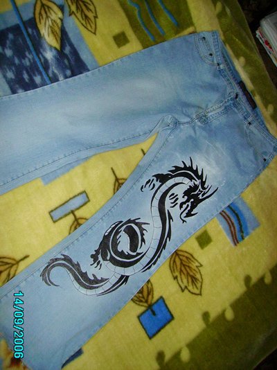 Дракон на джинсах акрилом