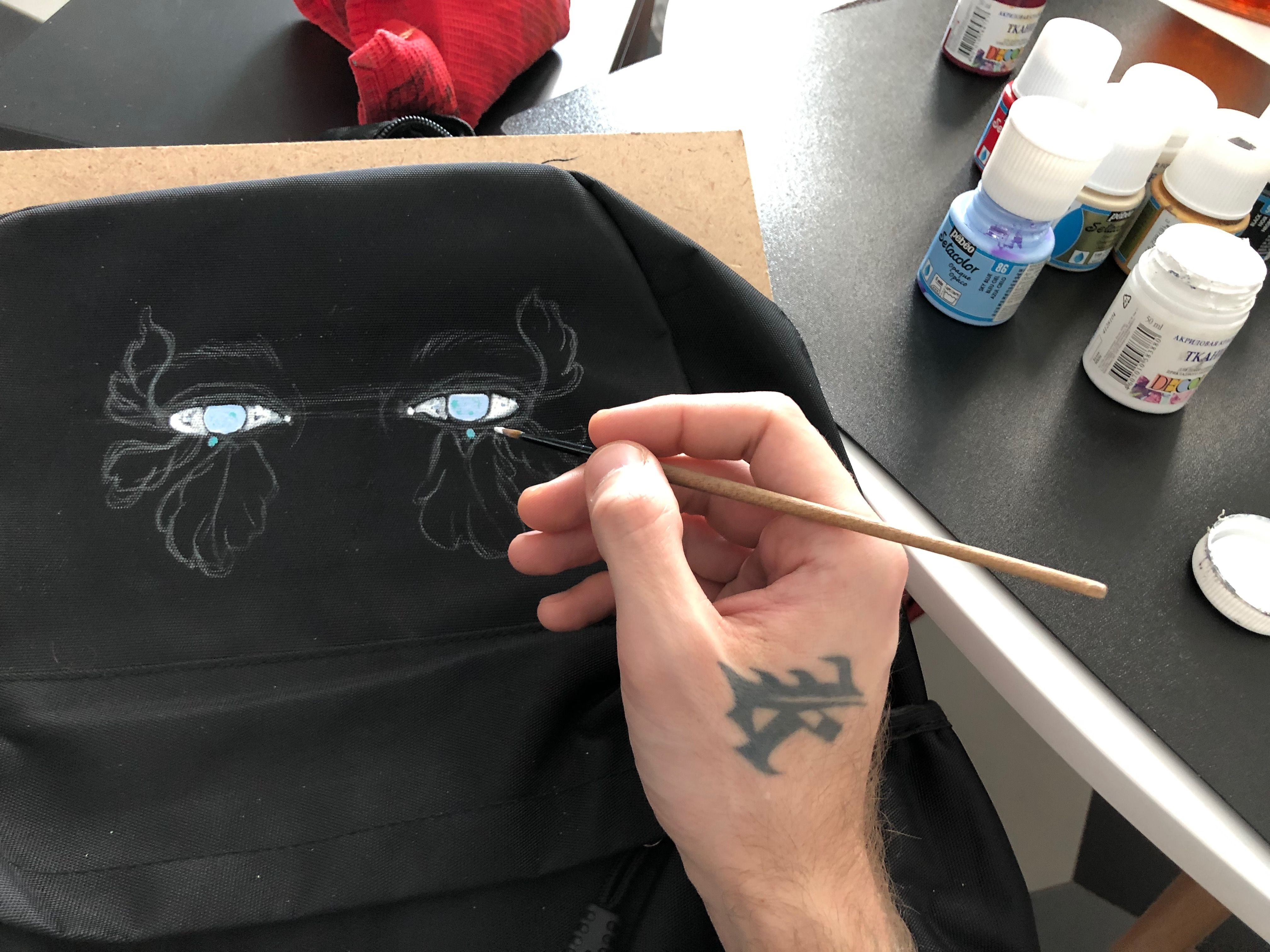 Разрисовать разбор. Рисунок на рюкзаке акрилом. Рисунок на рюкзак акриловыми красками. Рисунки на портфель акрилом. Рюкзак для росписи.