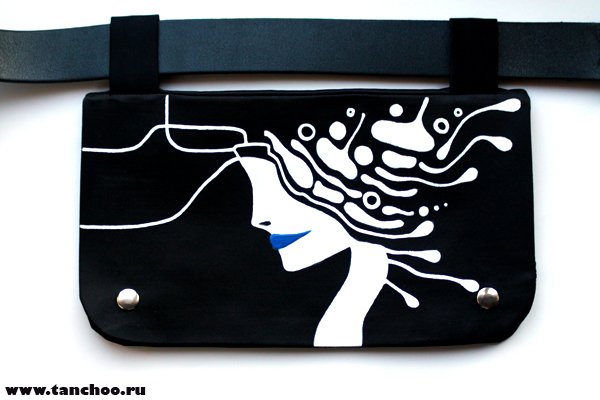 Черный рисунок на коже акриловыми красками