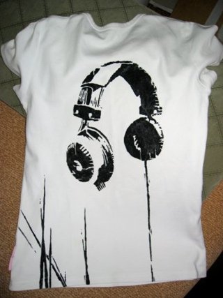 Надпись на футболке акриловыми красками