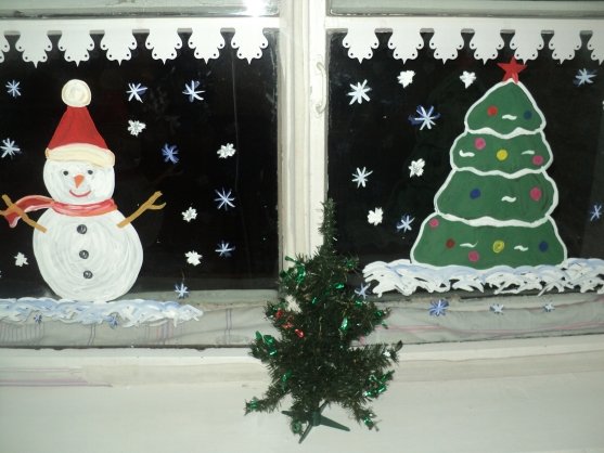 Елка на окнах к новому году гуашью