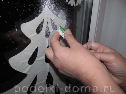 Елочная ветка на окне гуашью