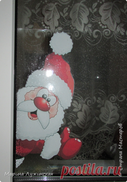 Украшение - дед Мороз заглядывает в окно