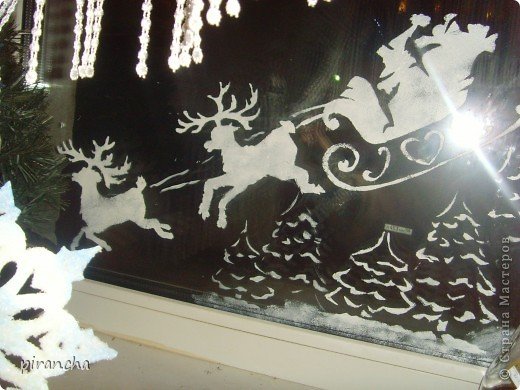 Олень зубной пастой на окне