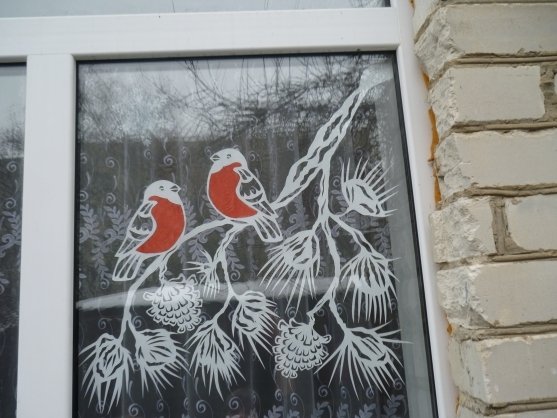 Рисование еловой ветки с игрушками