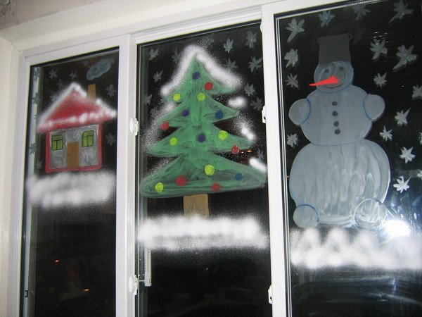 Новогодняя елка на окне гуашью