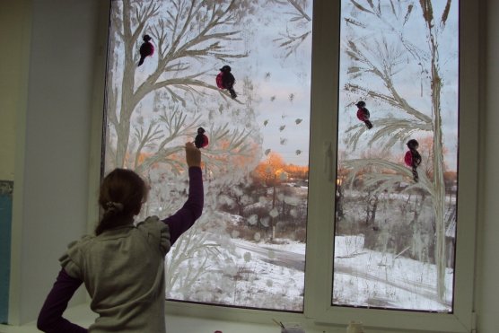 Украшение окон Снегири