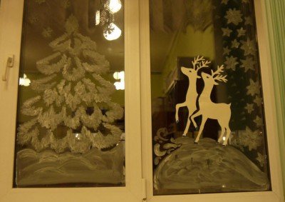 Олень зубной пастой на окне