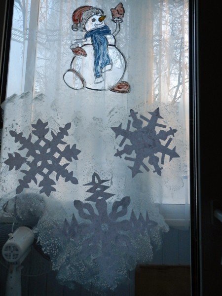 Снежинки на стекле гуашью