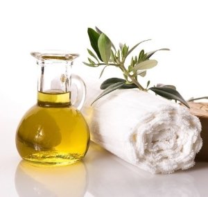 Массажное масло льется