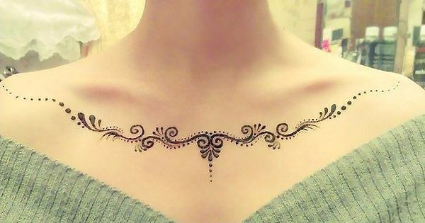 Тату хной на ключице