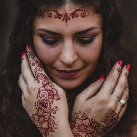 Мехенди на лбу