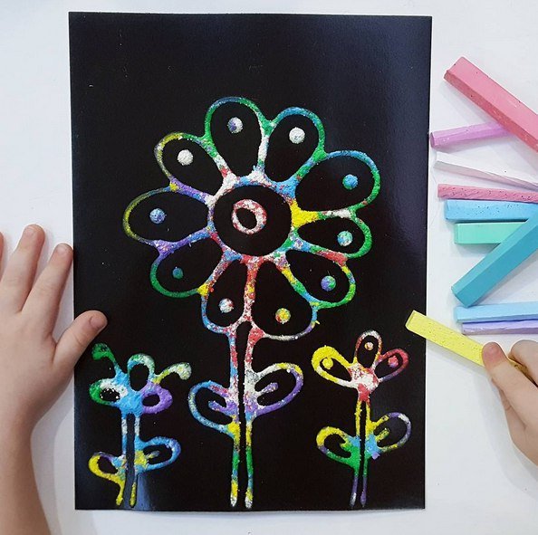 Рисование мелками на картоне