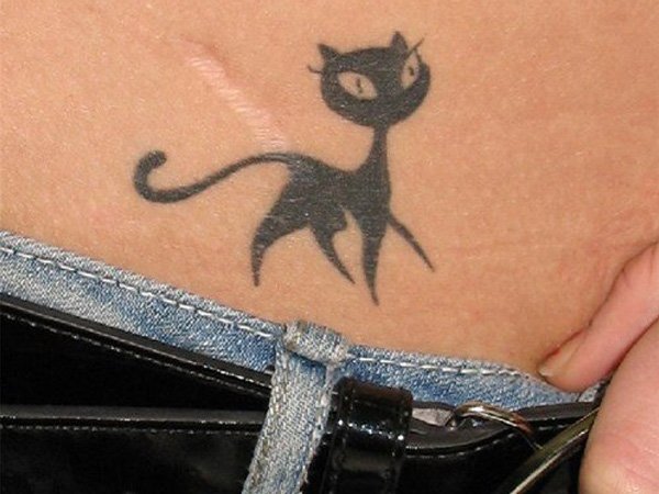 Татуировка кошка на лобке