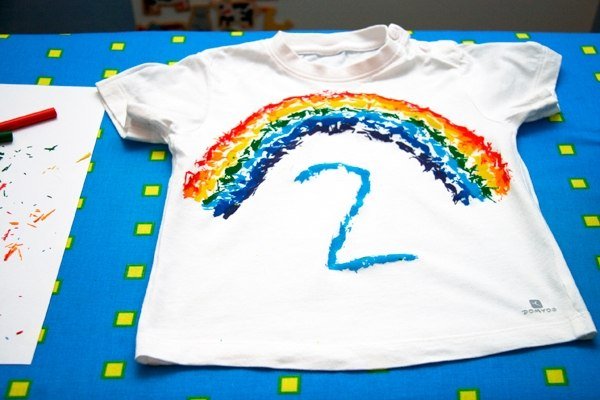 Рисунок на футболке восковыми карандашами