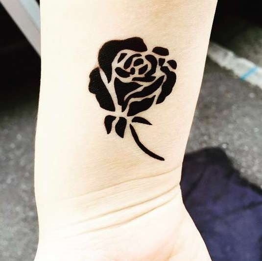 Тату хной на руке для девушек розы