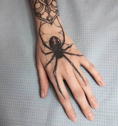 Тату паук на руке для девушки