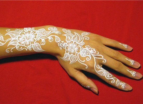 Узор на руке краской