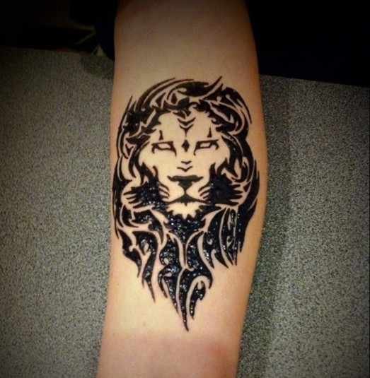 Мехенди на руке Лев