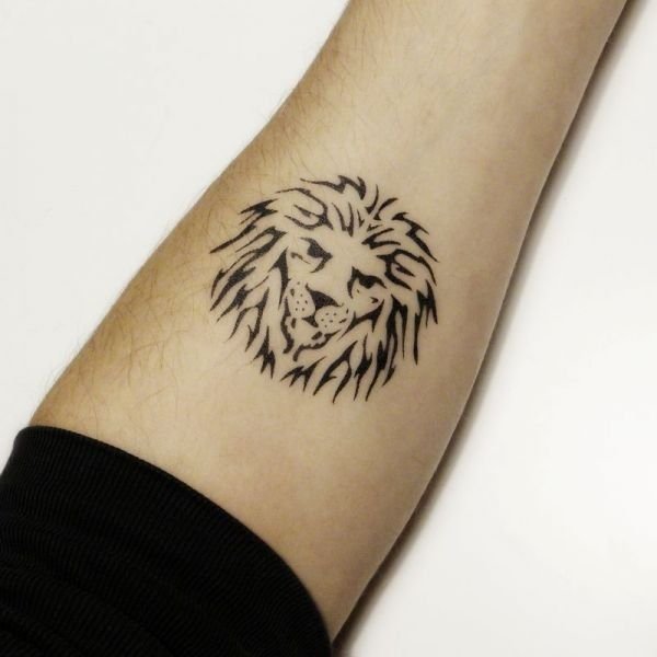 Тату хной на руке Лев