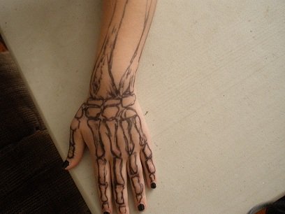 Рисунок хной на руке до локтя