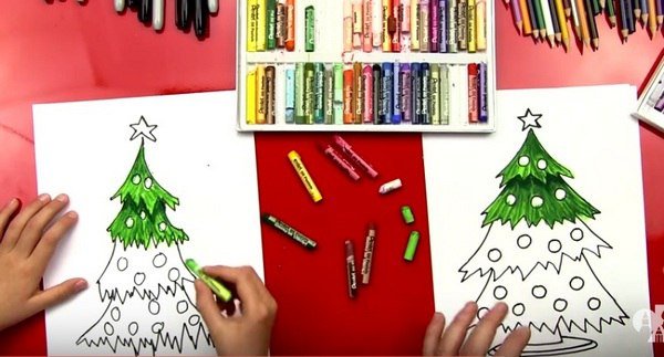 Нарисовать елку восковыми мелками
