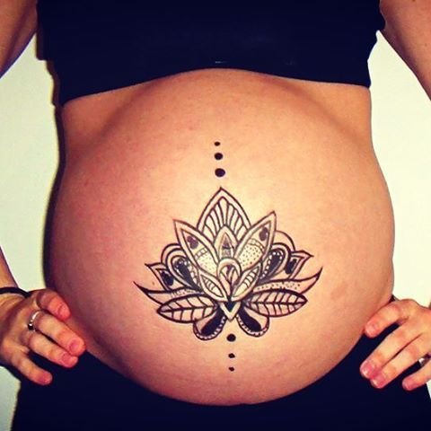 Тату на беременном животе