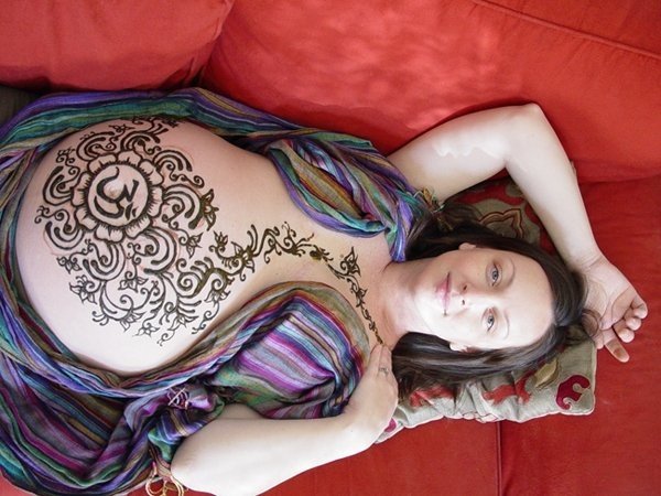 Мехенди на груди и животе