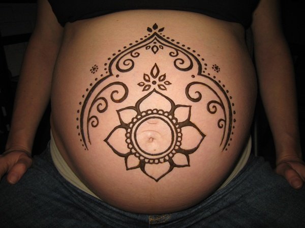 Рисунок хной на животе беременной