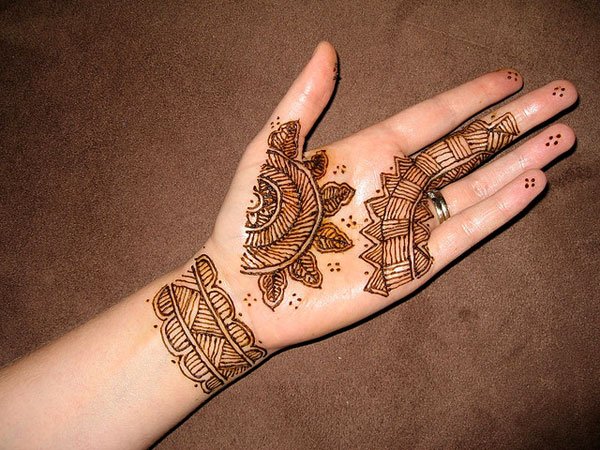 Мехенди на внутренней стороне ладони