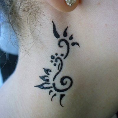 Рисунки хной на шее