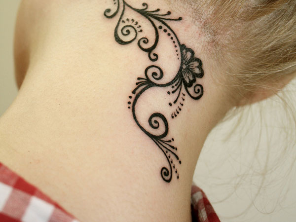 Тату хной на шее