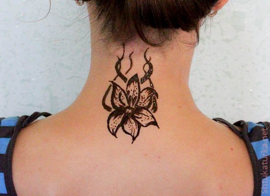 Тату хной на шее