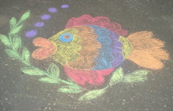Рисование мелками на асфальте Золотая рыбка