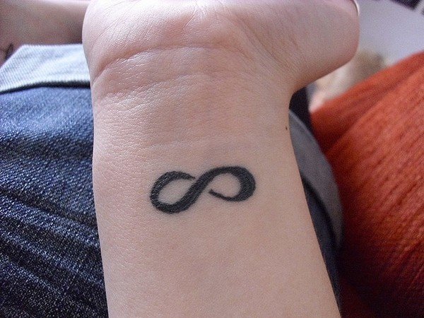 Тату бесконечность на запястье для мужчин