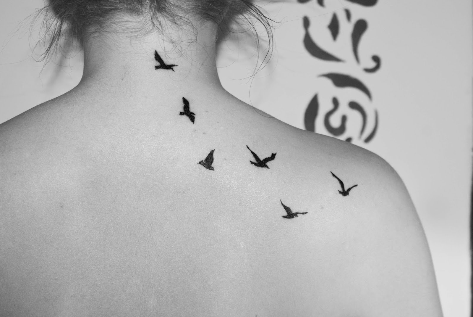 Птичка на шею. Тату "птички". Тату птицы. Татуировки для девушек. Тату в виде птицы.