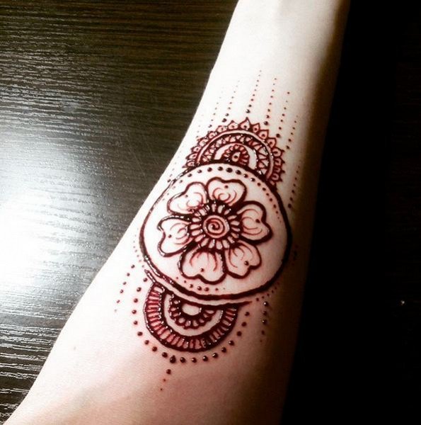 Рисунки хной на руке месяц