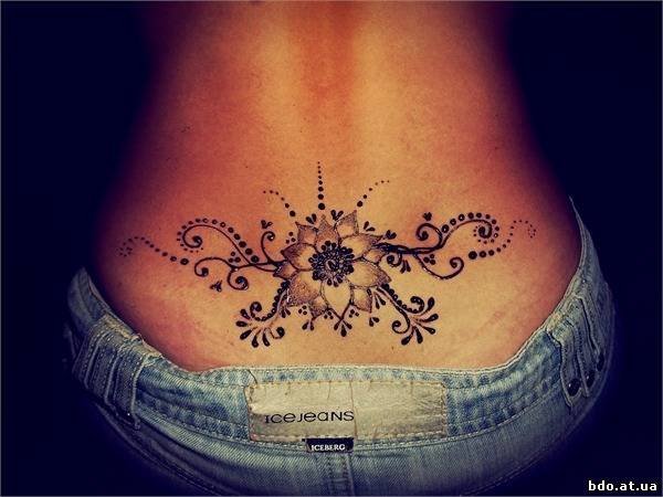 Тату хной на пояснице