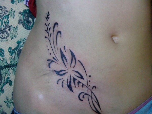 Белая тату на животе на шраме
