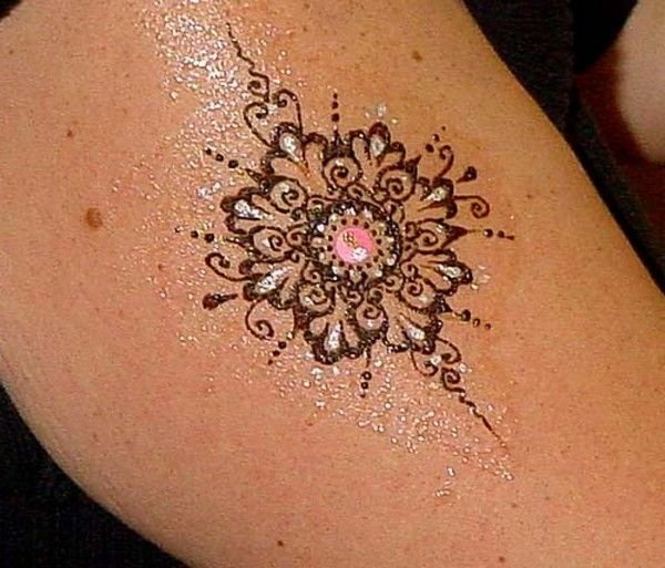 Тату хной на пупке