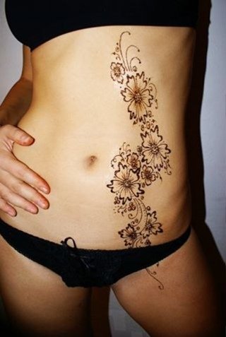 Мехенди на животе на шраме
