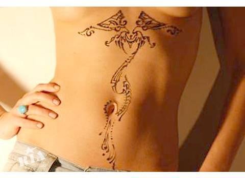 Мехенди на животе на шраме