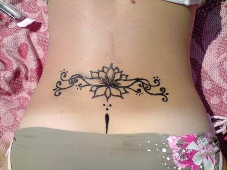 Тату хной на пояснице