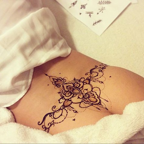 Мехенди на пояснице