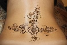 Роспись хной на пояснице маленькая