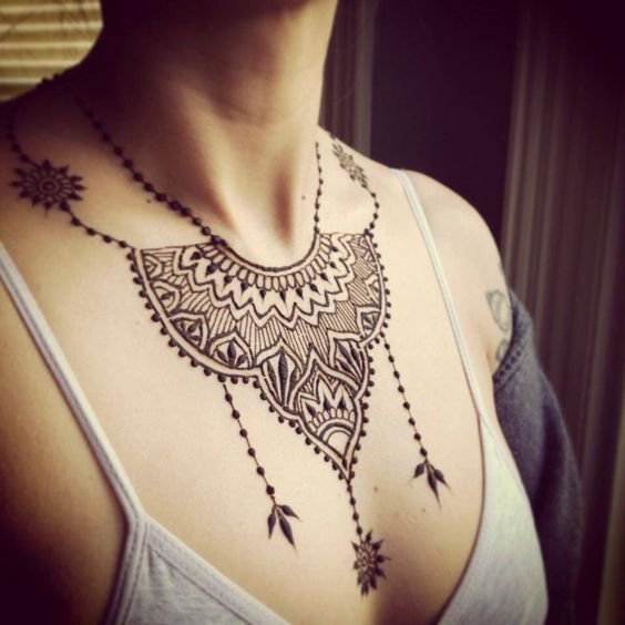 Мехенди на грудной клетке