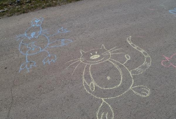 Простые рисунки мелками на асфальте