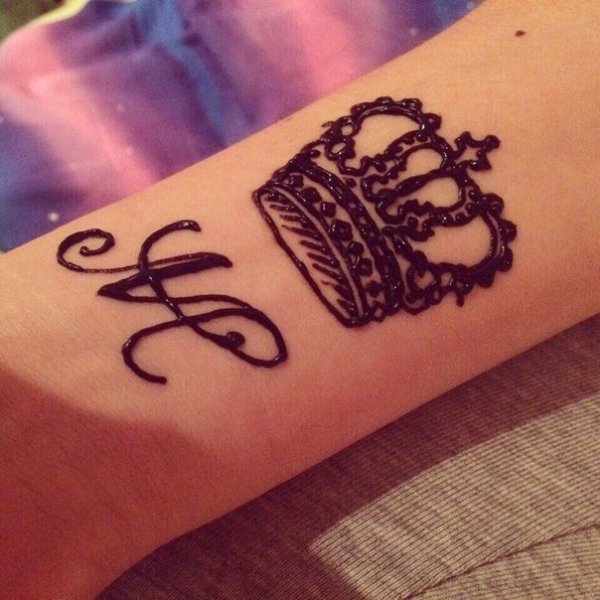 Надписи хной на запястье