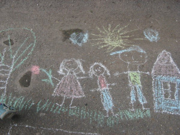 Конкурс рисунков на асфальте семья